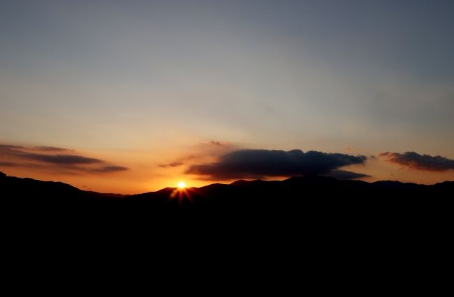 불볕 더위에 타는 의령 자굴산 붉은 노을 용호상박을 연상케 해