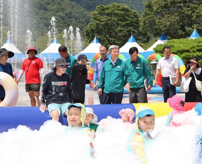 '만명 돌파'...오태완 군수 서동생활공원 어린이 물놀이장 점검
