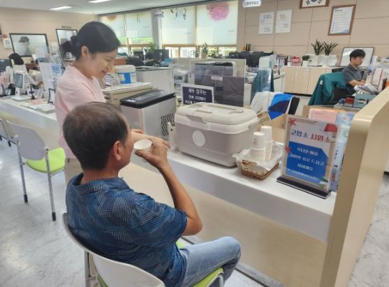 음료대를 이용하는 민원인