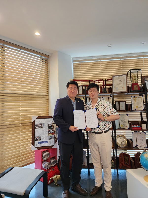 좌측 국제청년환경연합회 김석훈 총재와 우측 BLA 황재성 협회장 협약식