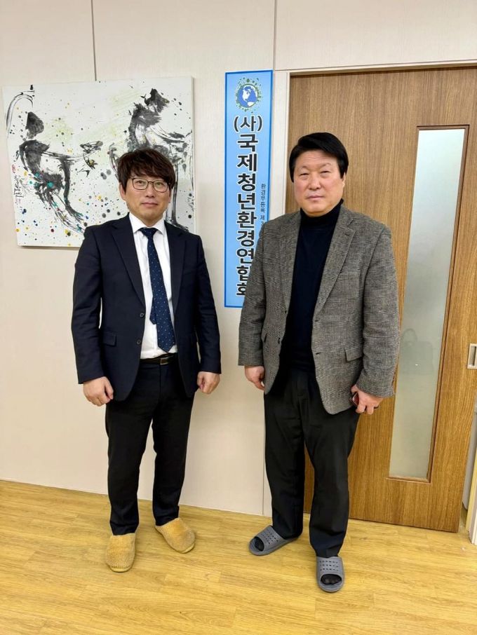 좌측 피씨엘엔터테인먼트 김현천 대표와 우측 김석훈 총재