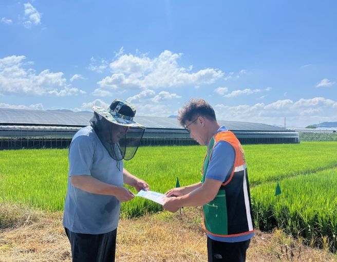 자율방재단이 13일 폭염 예방 예찰활동을 하고 있다.