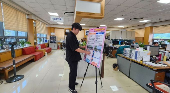 부북면행정복지센터를 방문한 민원인이 2024년 주민총회 주민역량사업에 투표하고 있다.