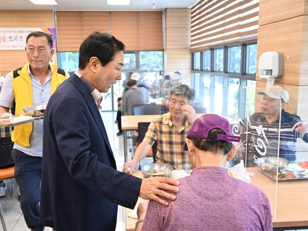 창녕군, 폭염에 지친 어르신 위한 장각백숙 나눔봉사 실시