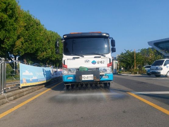 남해군, 노면 청소차 투입해‘폭염 대비 살수 작업’