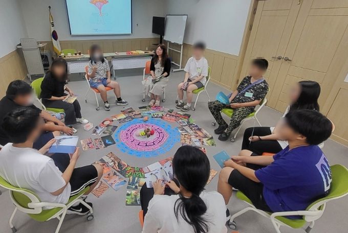 통합사례관리가구 아동·청소년을 대상으로 비폭력대화 교육을 진행하고 있다