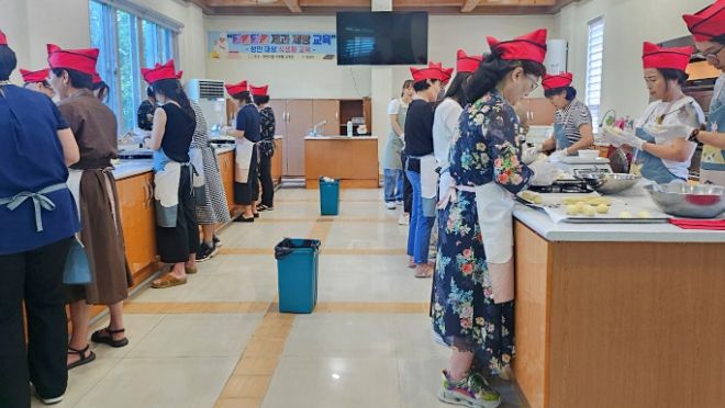 창녕군 식생활교육관에서 ‘달콤달콤 제과제빵 교육’을 진행하고 있는 모습
