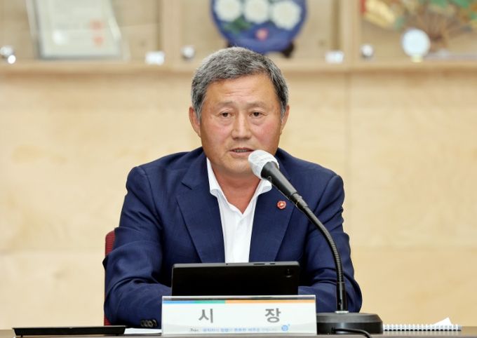 10월 시정시책공유 간부회의 주재하는 김완근 제주시장