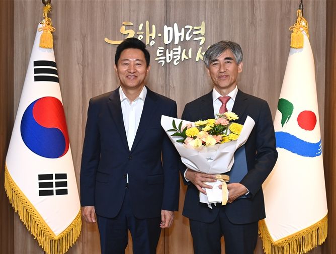 서울시평생교육진흥원 원장 임명장 수여식(오세훈 서울시장 – 한용진 서울시평생교육진흥원 원장)