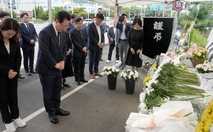 김영록 전라남도지사가 1일 오후 순천 도심 길거리서 안타깝게 희생된 10대 학생의 추모 공간이 마련된 조례동 분향소를 찾아 고인의 넋을 기리고 있다.