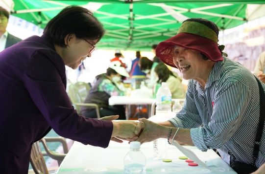 이순희 강북구청장(왼쪽)이 ‘공경해효(孝) 사랑해효(孝) 잔치’에서 어르신들과 인사를 나누고 있다.
