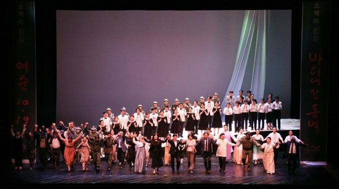 2023년 초연 때 커튼콜 장면