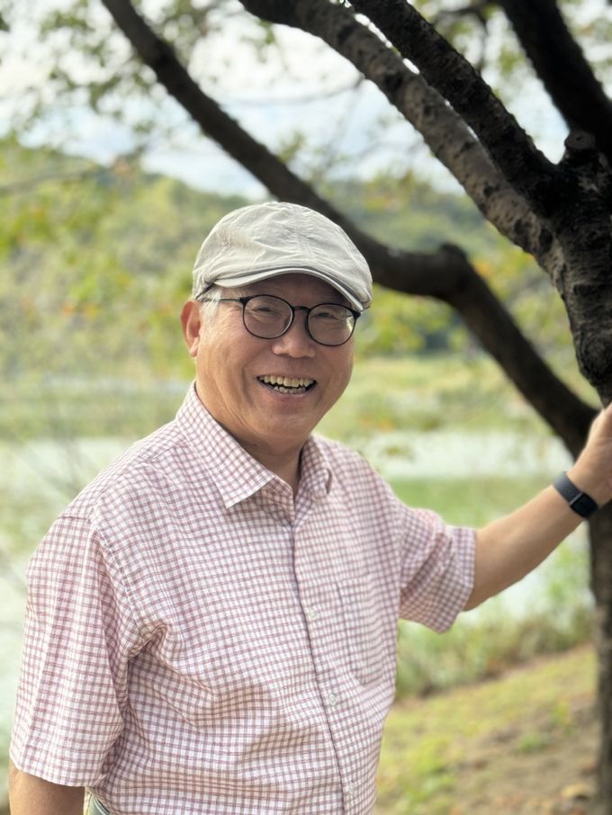 경기도 광주의 한 호숫가에서 포즈를 취한 탁계석 K클래식 회장 (촬영: 송인호 )