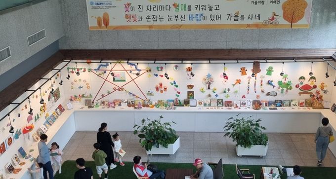 구미시립중앙도서관, '책 읽어주는 할머니' 전시로 세대 공감