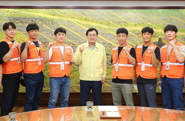 주낙영 경주시장이 지난 2021년 8월 공개채용 합격한 신입 경주시 환경미화원들과 청사 내 대외협력실에서 기념촬영을 하고 있다.