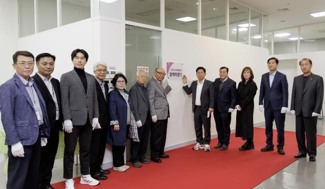 박강수 마포구청장이 마포 추가소각장 건립 반대를 위해 구성된 정책자문단과 기념촬영을 했다.