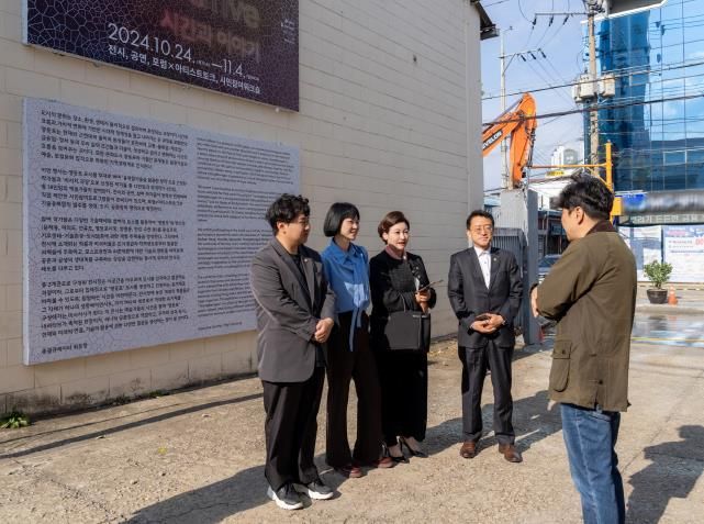 지난 4일 강남구의회 복지문화위원회 위원들이 영등포구 관계자로부터 설명을 청취하고 있다.