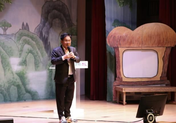 원아 대상 국악놀이극이 열린 마포구청 대강당을 찾아 아이들에게 인사를 하는 박강수 마포구청장