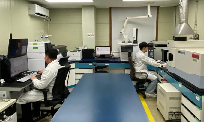 (재)창녕양파장류연구소 연구원들이 실험실에서 검사를 실시하고 있다.