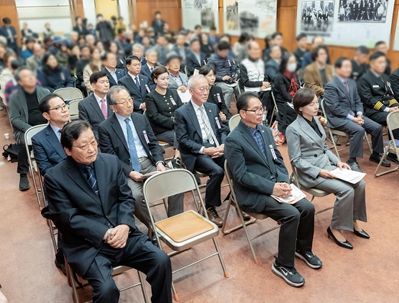 8일 도산안창호기념관 강당에서 열린 ‘도산안창호선생 탄신 제146주년 기념식’에 참석한 강남구의회 의원들(첫 번째 줄 좌측에서 2번째 복진경 부의장, 두 번째 줄 좌측에서 1번째 강을석 행정안전위원장, 세 번째 줄 좌측에서 3번째 이도희 경제도시위원장, 2번째 김현정 복지문화위원장)