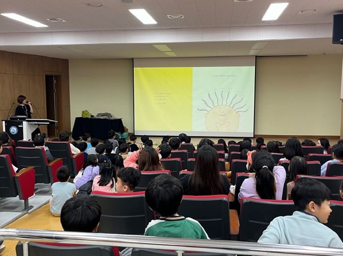 여울초등학교에서 ‘작가와의 만남’ 행사가 열리고 있다.