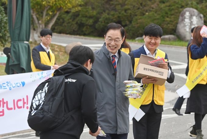 수험생을 격려하고 있는 임종식 교육감