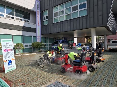 사천시 삼천포종합사회복지관, 벌용동행정복지센터·부엉이봉사단과 ‘교통약자 보조기기 살균ㆍ세척 봉사’ 펼쳐