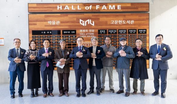 경상국립대학교박물관은 11월 18일 오후 가좌캠퍼스 박물관 1층 로비에서 개관 40주년 특별전시 개막식을 개최했다. 개막식 오색끈 자르기와 전시관람 장면.