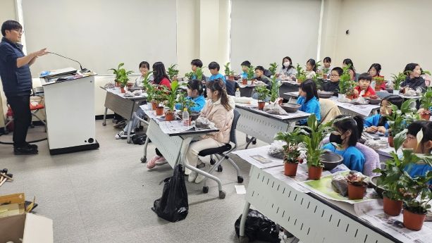 경상국립대학교는 미래의 주인공인 청소년들에게 나무와 숲 등 산림환경자원의 소중함을 일깨워주고 자연환경에 애착을 갖도록 하기 위해 ‘제19회 나무사랑 체험교실’을 11월 18일 개최했다.