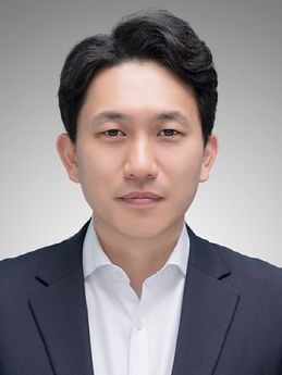 경상국립대학교 2024년 제16회 개척언론인 상 수상자인 정기형 KNN 기자.