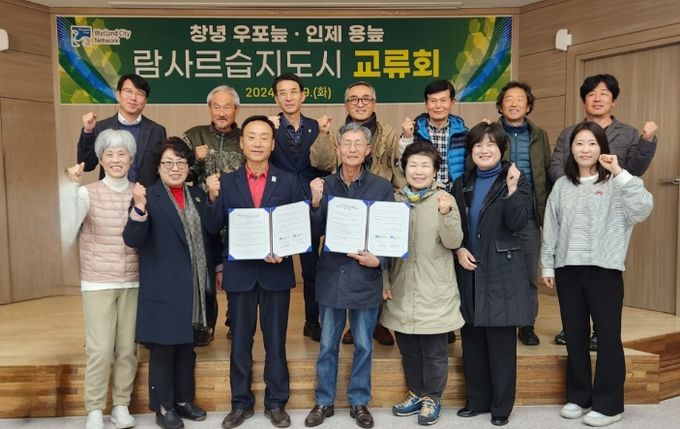 단체사진(왼쪽 세 번째 김천일 위원장)