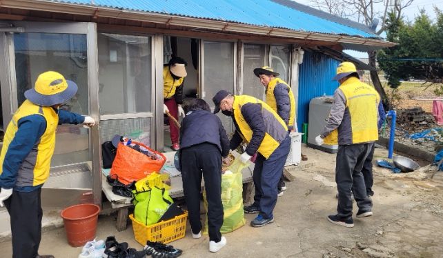 대한노인회 고성군지회 고성노인대학 자원봉사단 독거노인 가정에 봉사활동