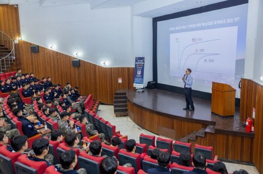 경상국립대 권진회 총장이 11월 21일 오전 공군교육사령부 보라매관에서 특강을 하고 있다.