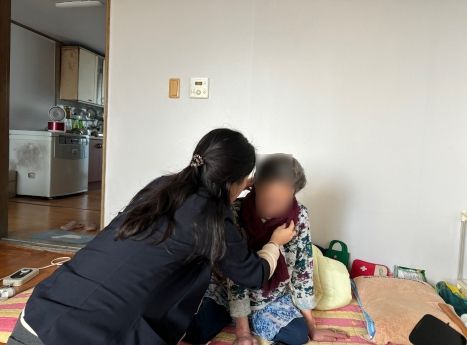경남 고성군 치매안심센터, 고령 어르신 가정에 한파 대비 ‘온기나눔 꾸러미’ 지원