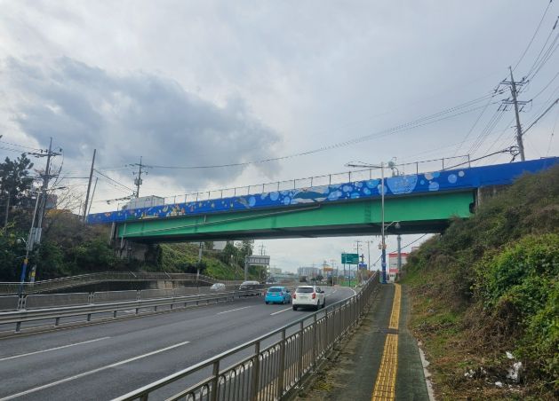 사천시, 색바랜 회색의 육교 옹벽에 예술과 랜드마크를 입히다