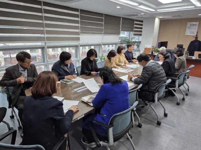 11월 27일, 부교육감을 중심으로 한 전담팀 관계자들이 마음 건강 및 위기 지원에 대한 회의를 하고 있다.