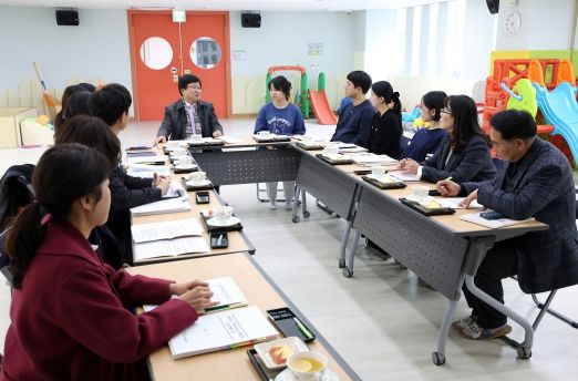 11월 27일, 최교진 교육감과 교육청 관계자가 (가칭)영유아학교 시범 운영 기관 중 하나인 정부세종청사 직장어린이집인 ‘아이세상어린이집’을 방문했다.