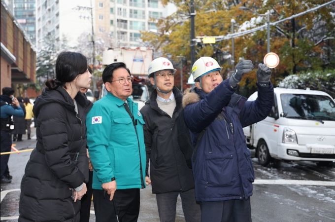 박강수 마포구청장(왼쪽에서 두 번째)이 한국전력 관계자와 정전 사고 현장을 살펴보고 있다.