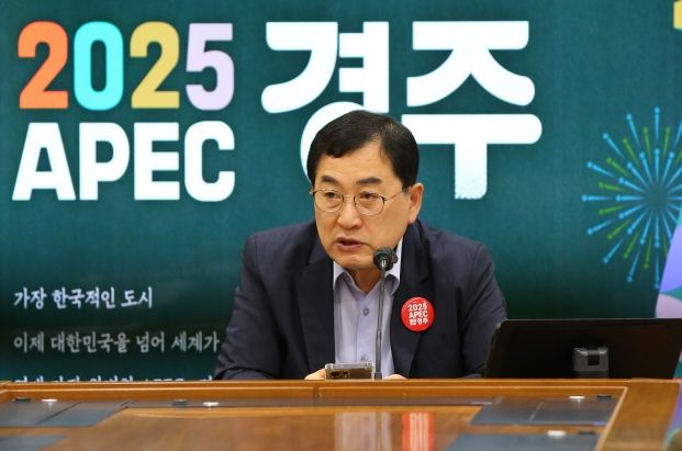 주낙영 시장이 2일 시청 영상회의실에서 간부 회의를 주재하고 있다.