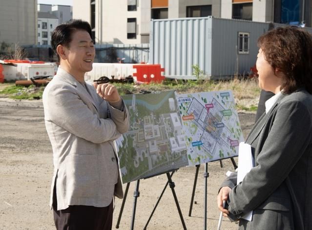 고산 아이돌봄 클러스트 현장점검하는 김동근 시장.