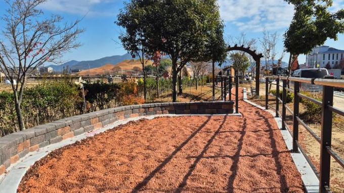 고성군, 송학천 수변쉼터 ‘황토볼 맨발길’ 조성