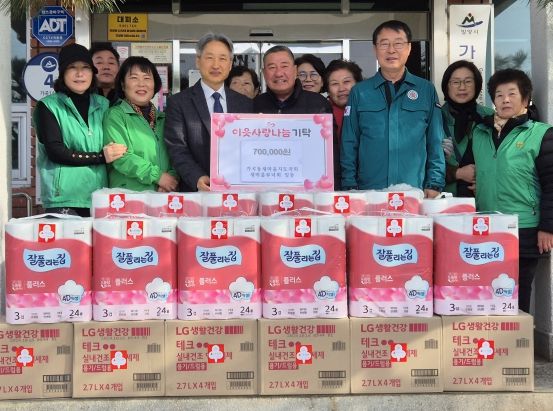 가곡동새마을지도자회와 부녀회가 이웃돕기 성품을 전달하고 있다.(앞줄 왼쪽부터 고근화 가곡동새마을부녀회장, 이양자 밀양시부녀회장, 손성근 성우애육원장, 이광곤 가곡동새마을지도회장 전장표 가곡동장)