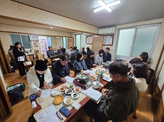 민귀옥 삼랑진읍장이 기관단체장들에게 시, 읍정 주요 현안사항을 홍보하고 있다.