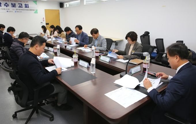 임동주 경제산업국장 주재하에 10일 외부 청사 통합회의실에서 신성장산업 육성 종합발전계획 수립 용역 착수보고회가 진행되고 있다.