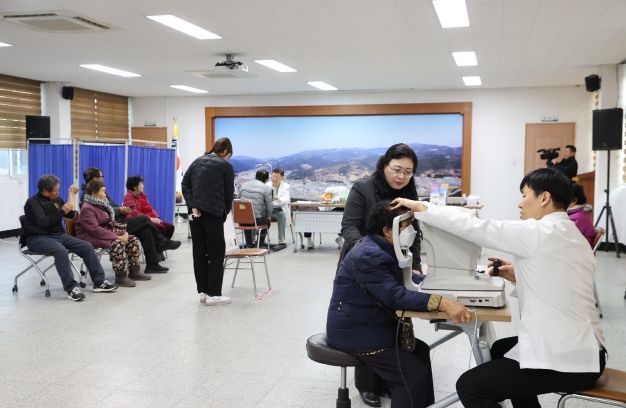 의령군, 진주이성수안과 순회 무료 안검진 실시