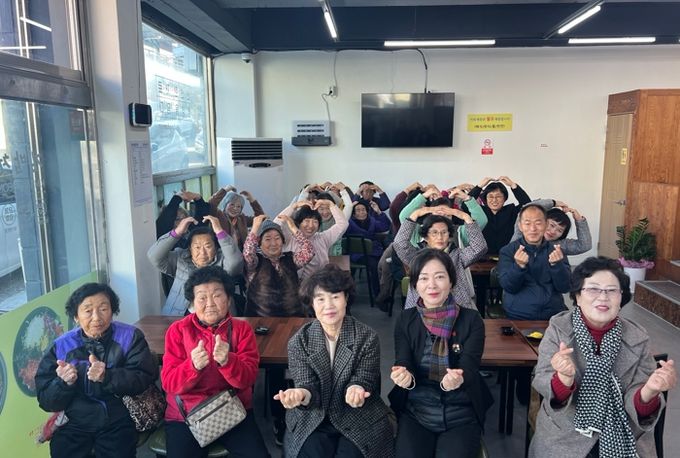 “어르신 키오스크 두려워 말아요” 산청군자원봉사센터, 디지털 취약계층 교육