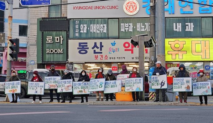 창녕읍 오리정사거리 일원에서 탄소중립 생활 실천 캠페인을 실시하는 모습