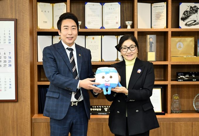 임채성 의장, 결핵 퇴치 기금 마련 위해 성금 전달