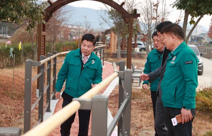 고성군, 황토볼 맨발 산책로 힐링 공간으로 재탄생