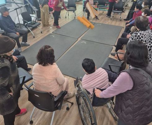 초대형 윷놀이로 뇌 활성화, 구미보건소 재활훈련 '눈길'